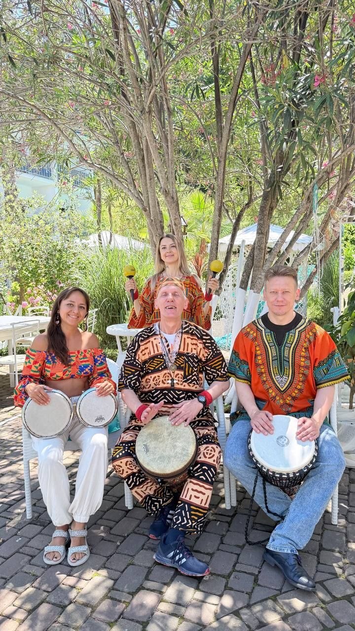 Ансамбль Global Beat School с этническими барабанами в саду Narayana Center